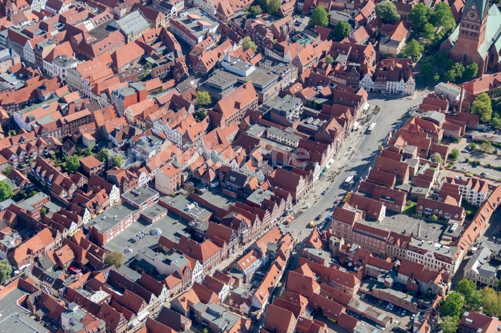 Lüneburg aus der Vogelperspektive: Altstadtbereich und Innenstadtzentrum von Lüneburg im Bundesland Niedersachsen, Deutschland