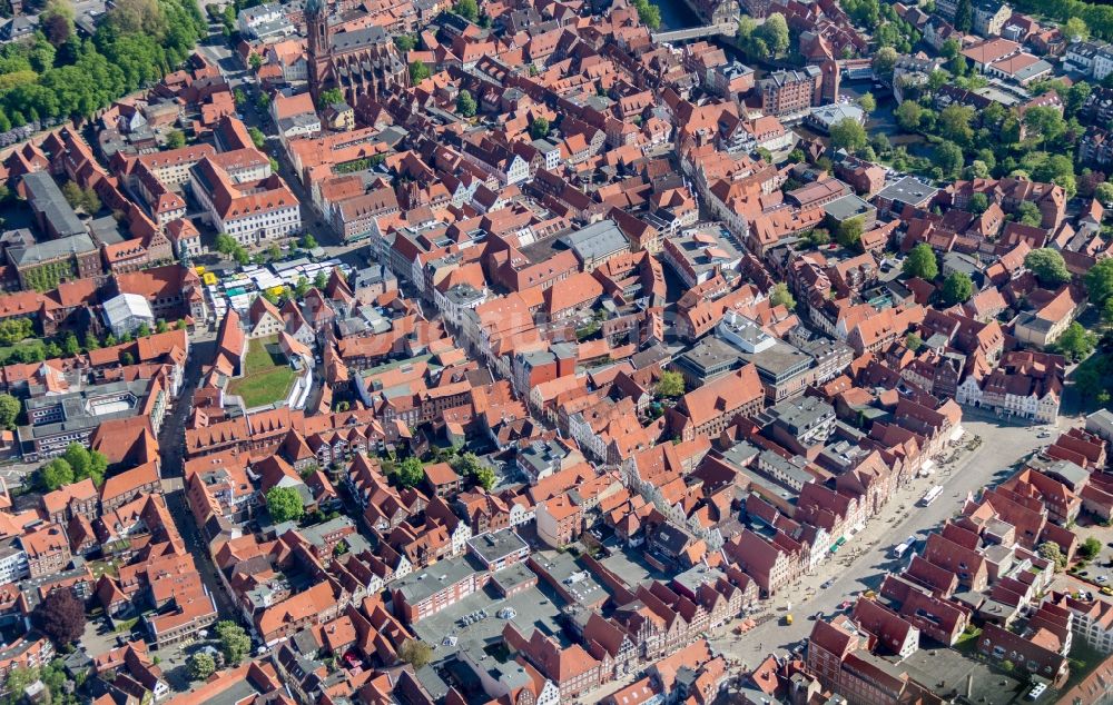 Luftaufnahme Lüneburg - Altstadtbereich und Innenstadtzentrum von Lüneburg im Bundesland Niedersachsen, Deutschland