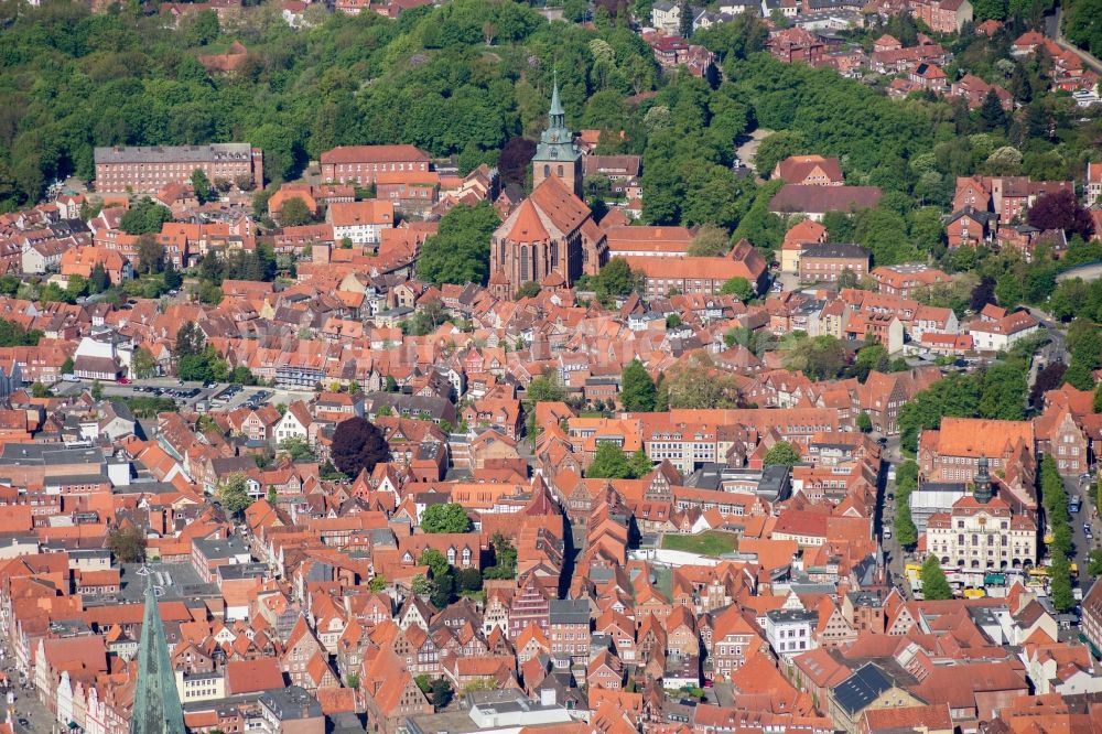 Lüneburg von oben - Altstadtbereich und Innenstadtzentrum von Lüneburg im Bundesland Niedersachsen, Deutschland