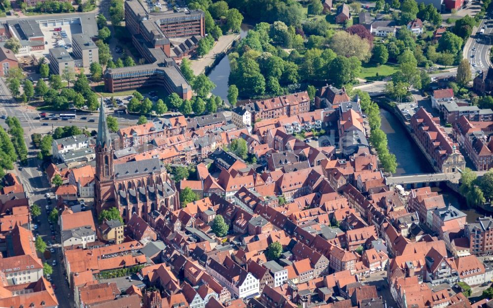 Lüneburg aus der Vogelperspektive: Altstadtbereich und Innenstadtzentrum von Lüneburg im Bundesland Niedersachsen, Deutschland