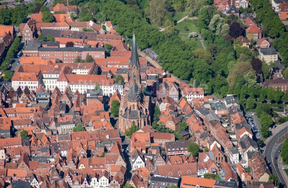 Luftaufnahme Lüneburg - Altstadtbereich und Innenstadtzentrum von Lüneburg im Bundesland Niedersachsen, Deutschland