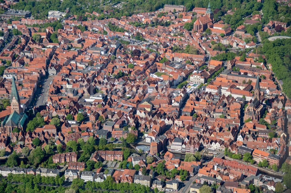 Lüneburg von oben - Altstadtbereich und Innenstadtzentrum von Lüneburg im Bundesland Niedersachsen, Deutschland