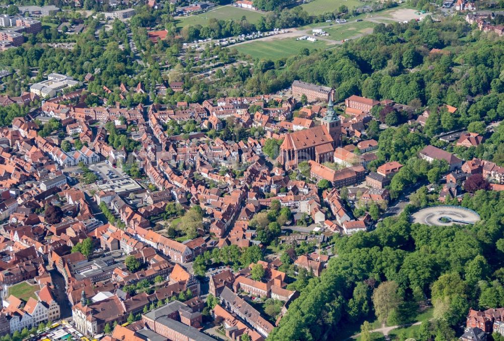 Lüneburg aus der Vogelperspektive: Altstadtbereich und Innenstadtzentrum von Lüneburg im Bundesland Niedersachsen, Deutschland