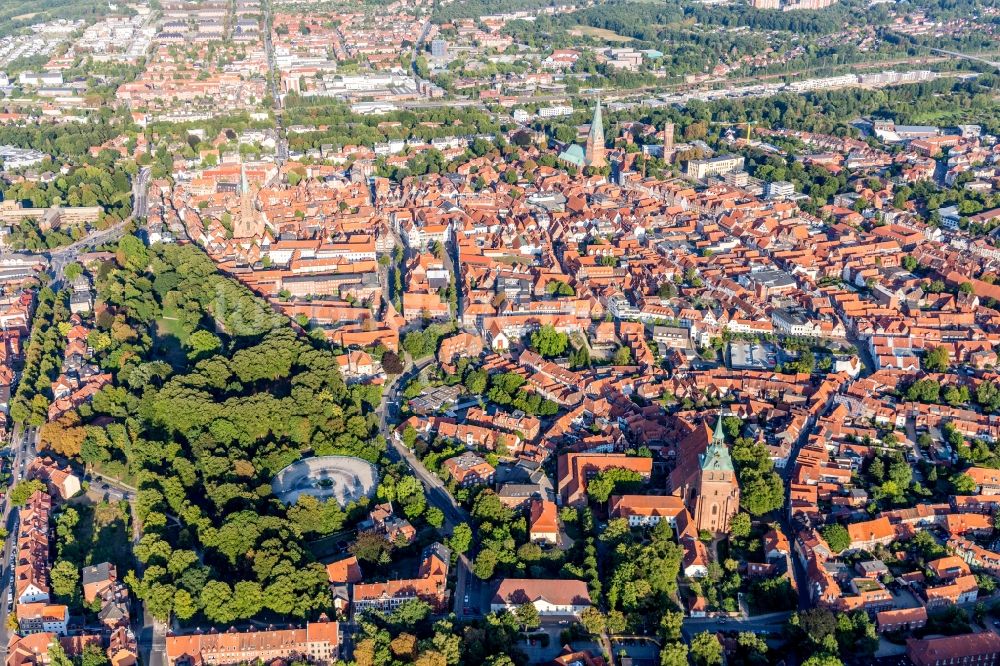 Lüneburg von oben - Altstadtbereich und Innenstadtzentrum in Lüneburg im Bundesland Niedersachsen, Deutschland