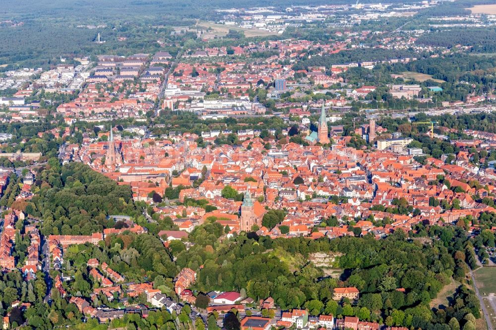 Lüneburg aus der Vogelperspektive: Altstadtbereich und Innenstadtzentrum in Lüneburg im Bundesland Niedersachsen, Deutschland