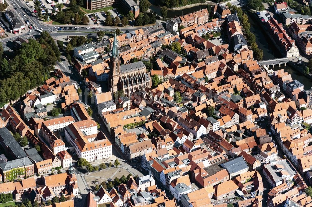 Lüneburg von oben - Altstadtbereich und Innenstadtzentrum in Lüneburg im Bundesland Niedersachsen, Deutschland