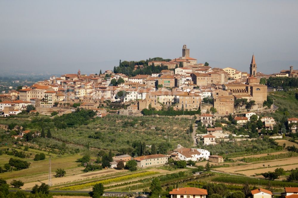 Lucignano aus der Vogelperspektive: Altstadtbereich und Innenstadtzentrum in Lucignano in Toscana, Italien