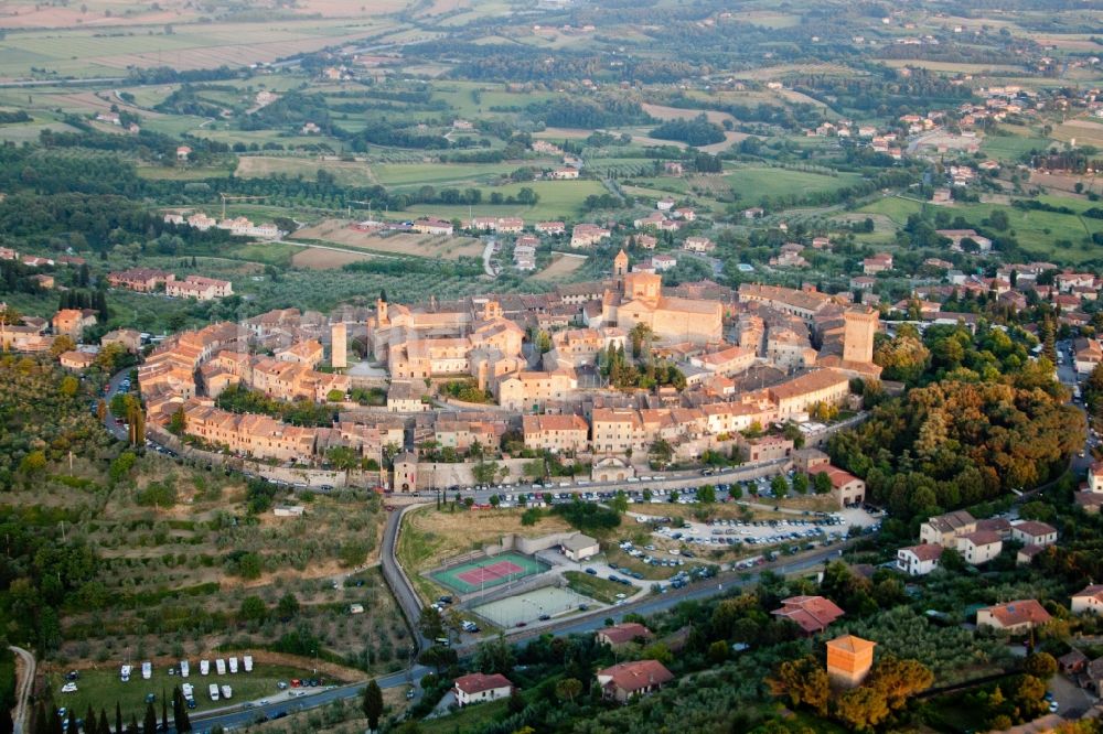 Luftaufnahme Lucignano - Altstadtbereich und Innenstadtzentrum in Lucignano in Toscana, Italien