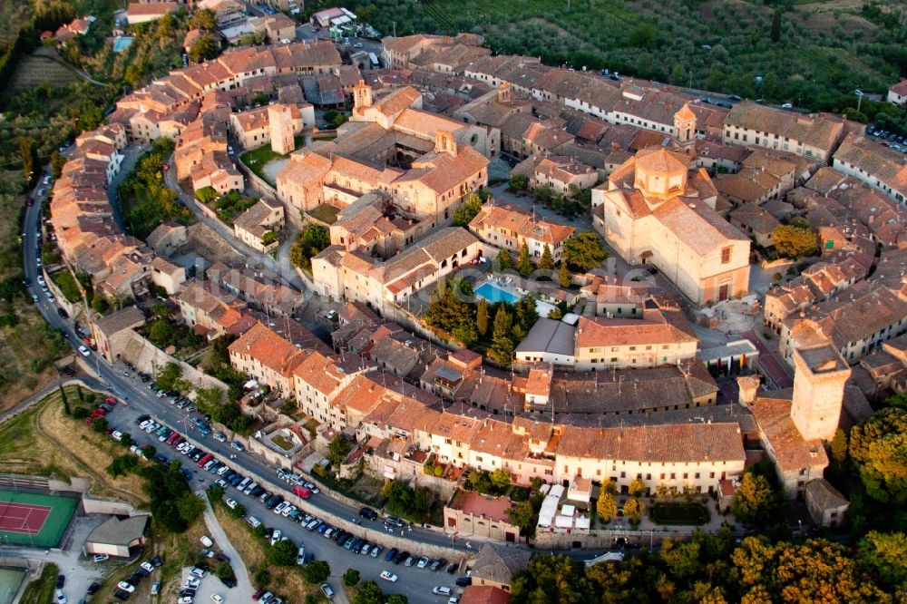 Lucignano von oben - Altstadtbereich und Innenstadtzentrum in Lucignano in Toscana, Italien