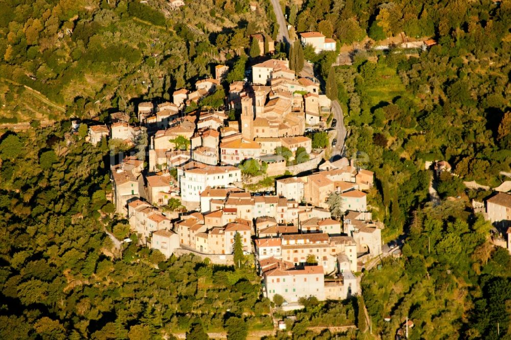 Lucignano aus der Vogelperspektive: Altstadtbereich und Innenstadtzentrum in Lucignano in Toscana, Italien