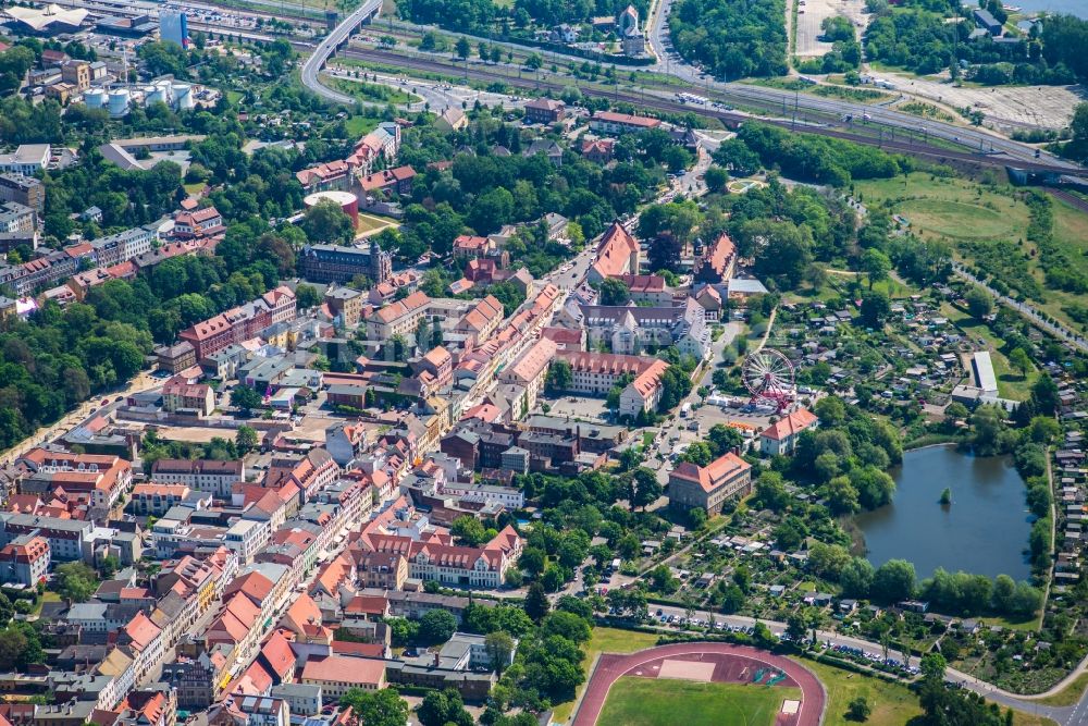 Luftaufnahme Lutherstadt Wittenberg - Altstadtbereich und Innenstadtzentrum in der Lutherstadt Wittenberg im Bundesland Sachsen-Anhalt mit dem Arsenal-Einkaufszentrum