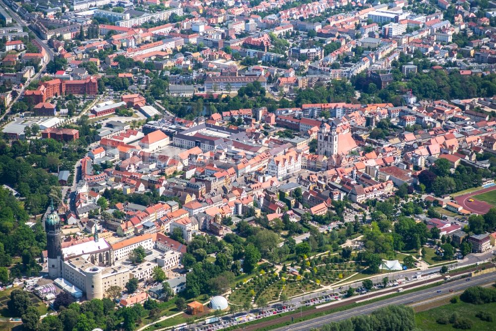 Luftbild Lutherstadt Wittenberg - Altstadtbereich und Innenstadtzentrum in der Lutherstadt Wittenberg im Bundesland Sachsen-Anhalt mit dem Arsenal-Einkaufszentrum