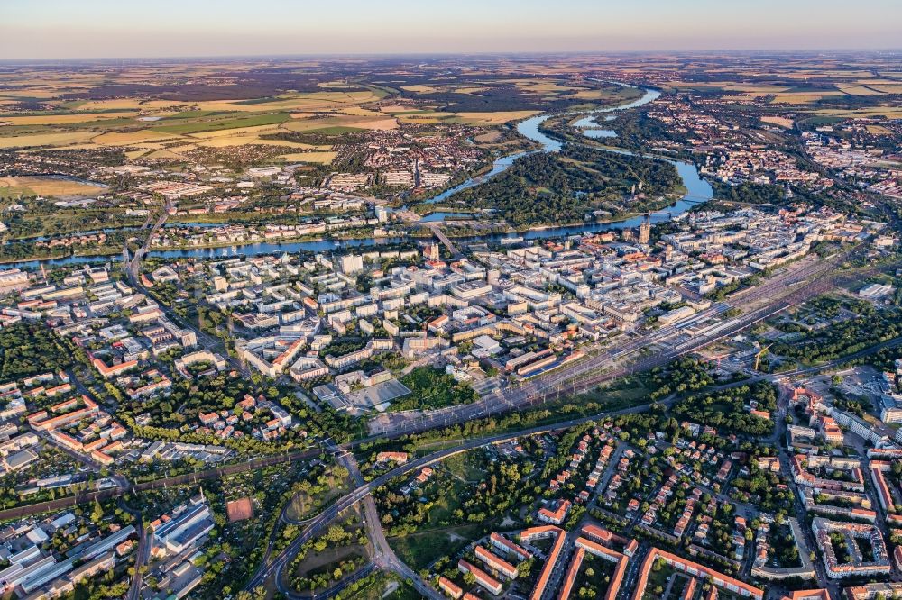 Magdeburg aus der Vogelperspektive: Altstadtbereich und Innenstadtzentrum in Magdeburg im Bundesland Sachsen-Anhalt, Deutschland