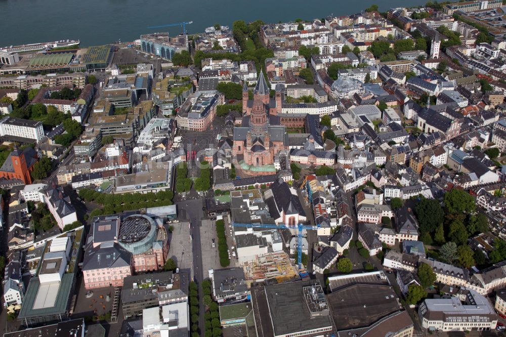 Mainz aus der Vogelperspektive: Altstadtbereich und Innenstadtzentrum in Mainz im Bundesland Rheinland-Pfalz, Deutschland