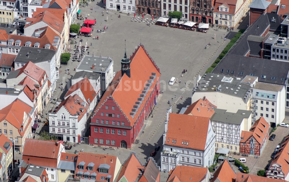 Greifswald von oben - Altstadtbereich und Innenstadtzentrum mit Marktplatz in Greifswald im Bundesland Mecklenburg-Vorpommern, Deutschland