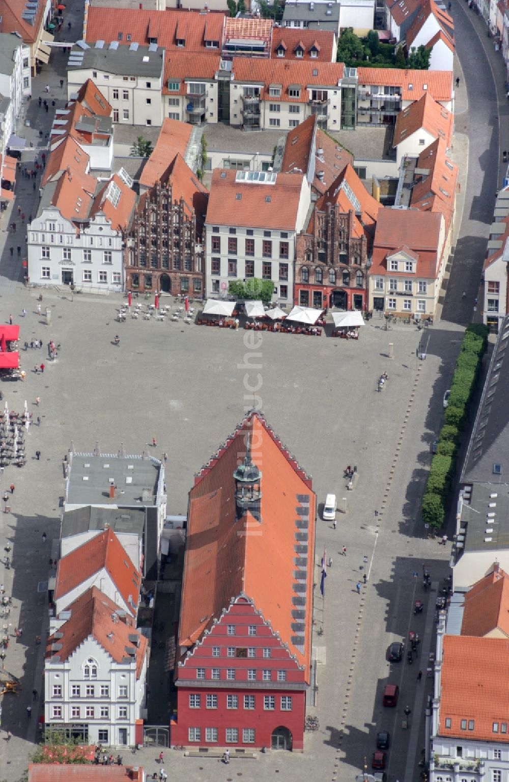 Greifswald aus der Vogelperspektive: Altstadtbereich und Innenstadtzentrum mit Marktplatz in Greifswald im Bundesland Mecklenburg-Vorpommern, Deutschland