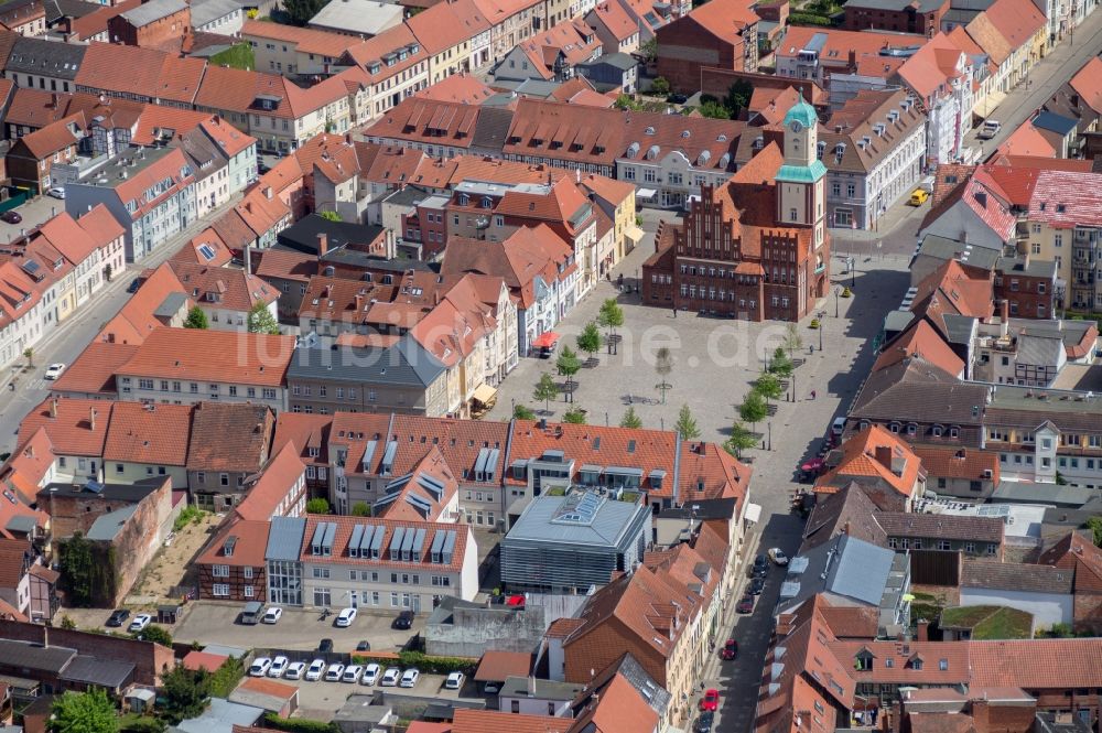 Luftbild Wittstock/Dosse - Altstadtbereich und Innenstadtzentrum mit Marktplatz und Rathaus in Wittstock/Dosse im Bundesland Brandenburg, Deutschland