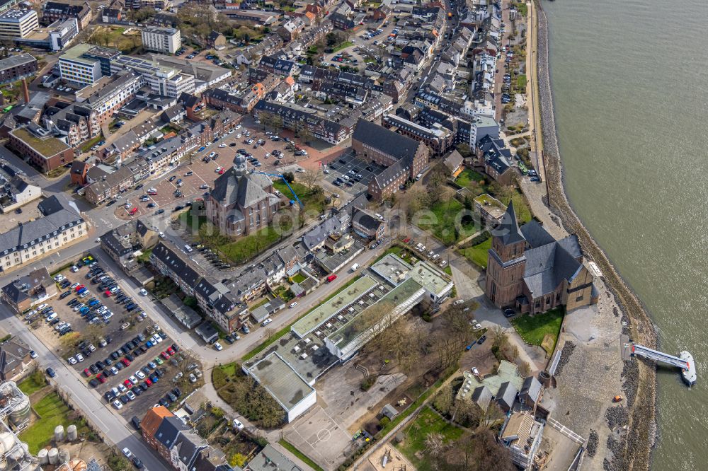 Emmerich am Rhein von oben - Altstadtbereich und Innenstadtzentrum am Martinkirchgang - Geistmarkt in Emmerich am Rhein im Bundesland Nordrhein-Westfalen, Deutschland