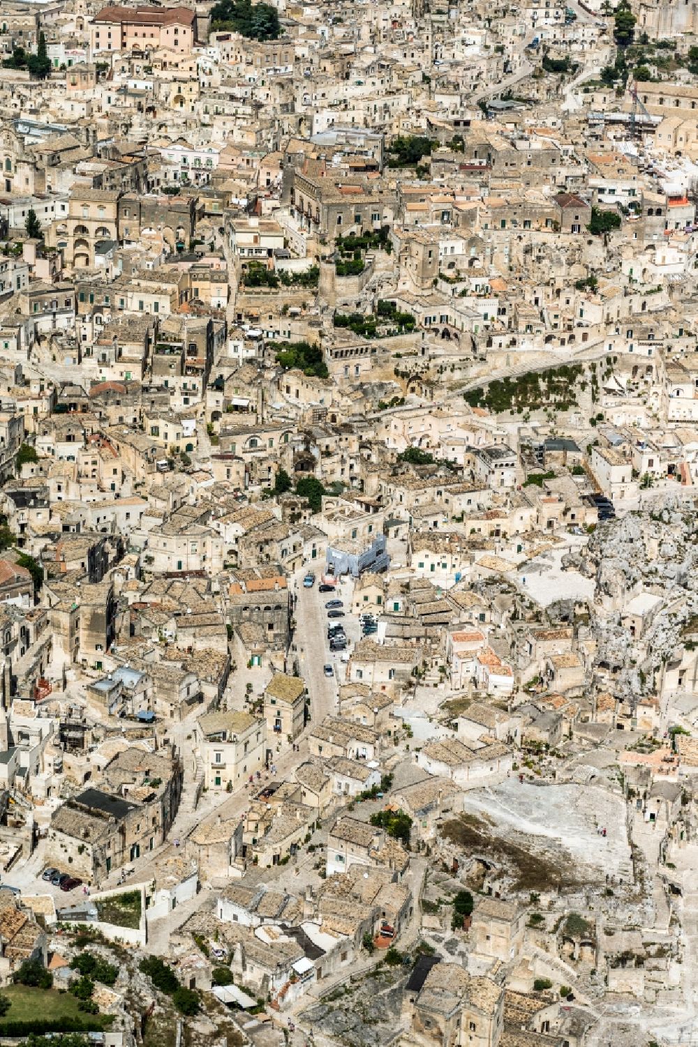 Matera von oben - Altstadtbereich und Innenstadtzentrum in Matera in Italien