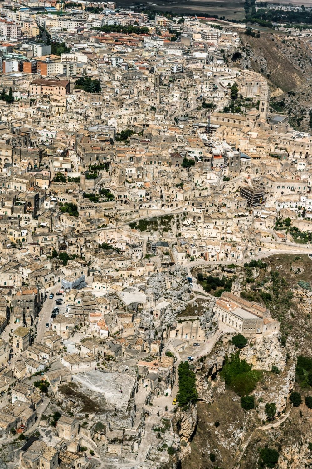 Matera aus der Vogelperspektive: Altstadtbereich und Innenstadtzentrum in Matera in Italien