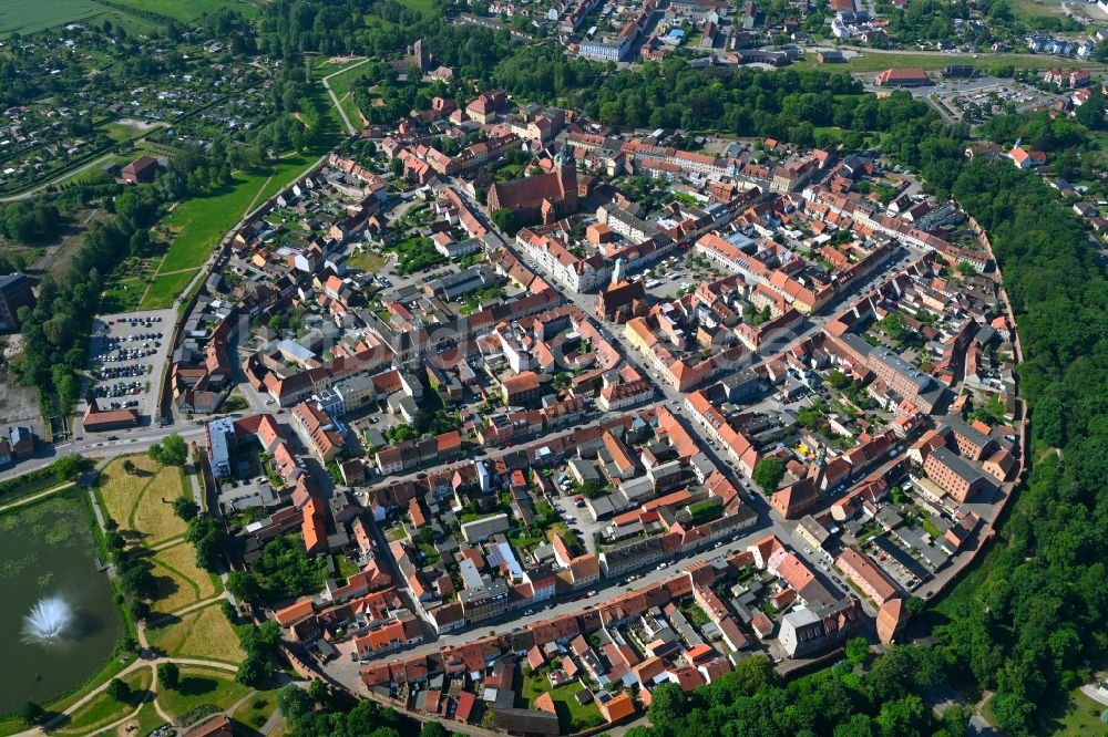 Meseberg von oben - Altstadtbereich und Innenstadtzentrum in Meseberg im Bundesland Brandenburg, Deutschland