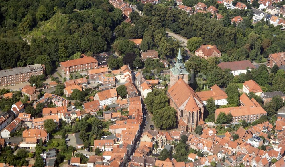 Lüneburg aus der Vogelperspektive: Altstadtbereich und Innenstadtzentrum mit Michaeliskirche in Lüneburg im Bundesland Niedersachsen