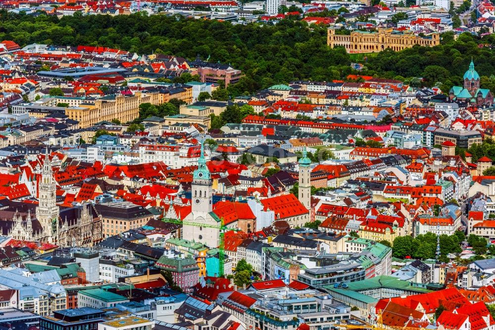 München aus der Vogelperspektive: Altstadtbereich und Innenstadtzentrum in München im Bundesland Bayern, Deutschland