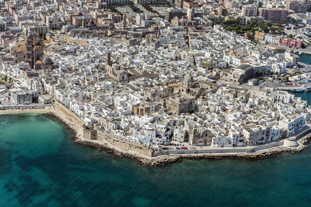 Monopoli von oben - Altstadtbereich und Innenstadtzentrum in Monopoli an der Mittelmeerküste der Provinz Puglia in Italien