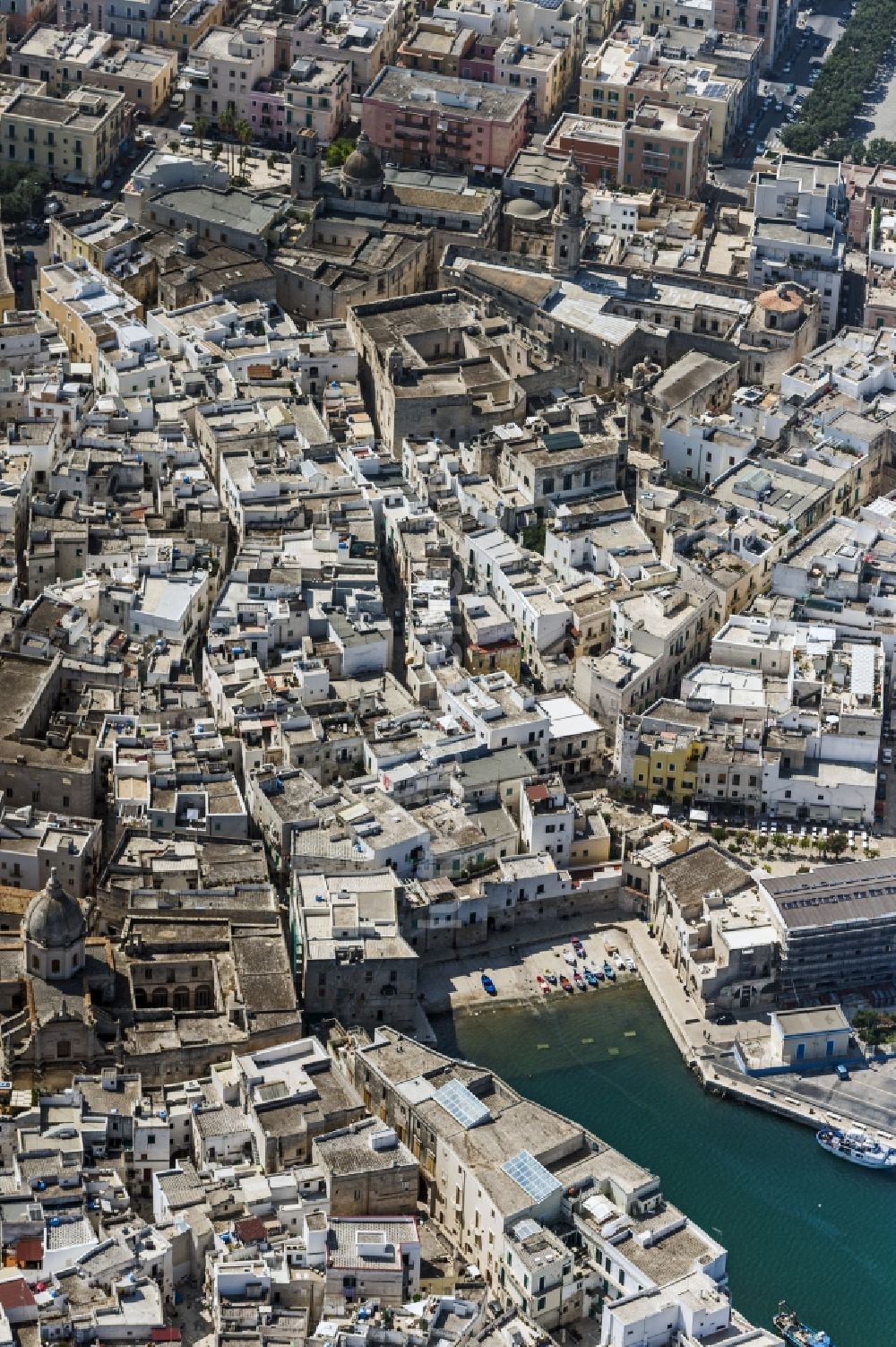 Monopoli aus der Vogelperspektive: Altstadtbereich und Innenstadtzentrum in Monopoli an der Mittelmeerküste der Provinz Puglia in Italien