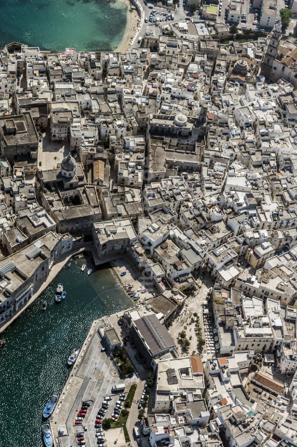 Luftbild Monopoli - Altstadtbereich und Innenstadtzentrum in Monopoli an der Mittelmeerküste der Provinz Puglia in Italien