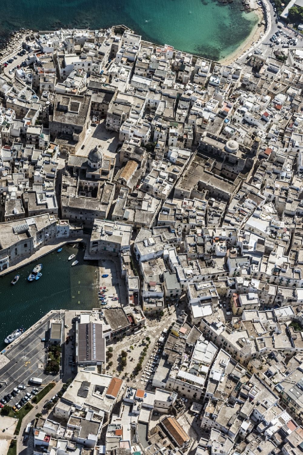 Monopoli aus der Vogelperspektive: Altstadtbereich und Innenstadtzentrum in Monopoli an der Mittelmeerküste der Provinz Puglia in Italien