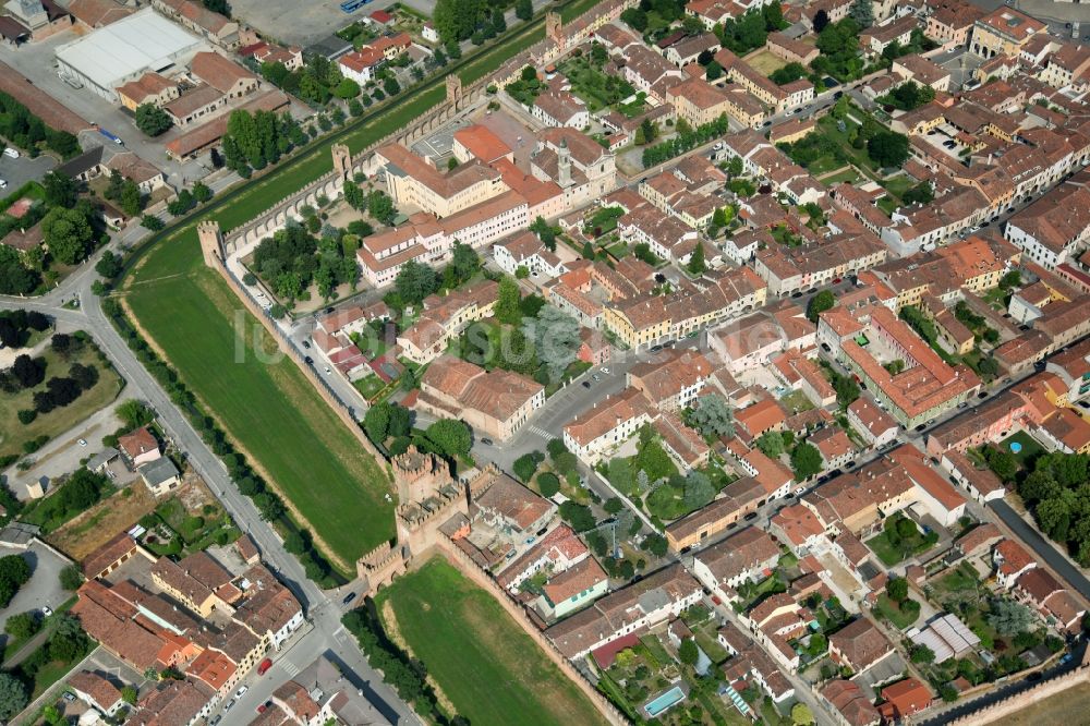 Montagnana von oben - Altstadtbereich und Innenstadtzentrum in Montagnana in Venetien, Italien