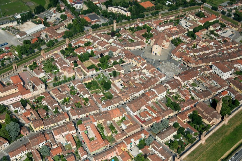 Montagnana aus der Vogelperspektive: Altstadtbereich und Innenstadtzentrum in Montagnana in Venetien, Italien