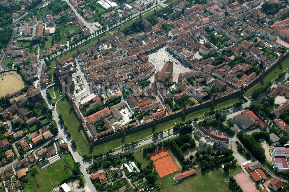 Montagnana von oben - Altstadtbereich und Innenstadtzentrum in Montagnana in Venetien, Italien