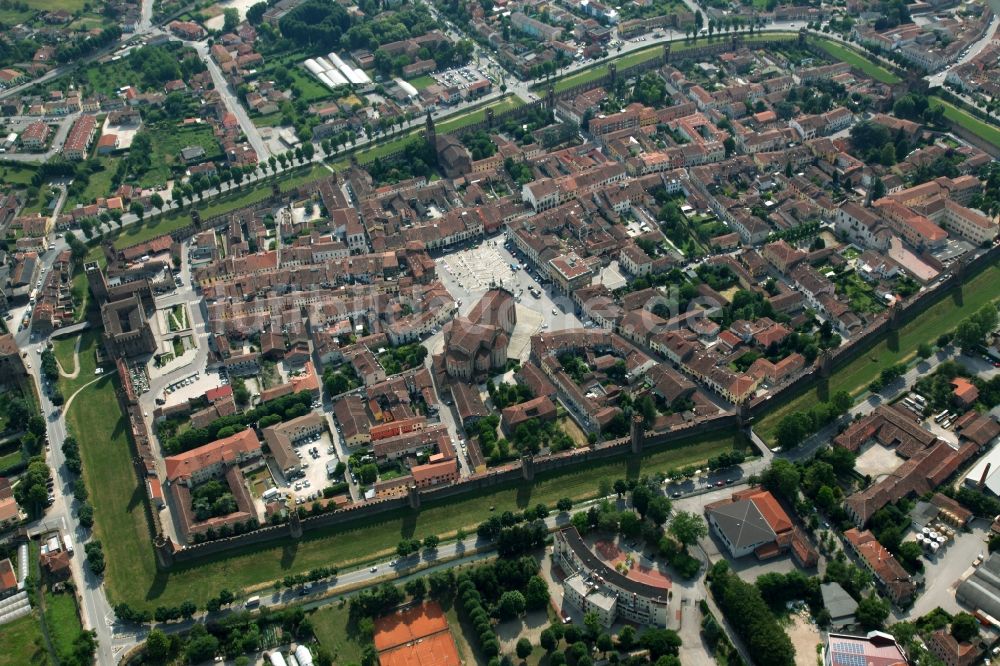 Montagnana aus der Vogelperspektive: Altstadtbereich und Innenstadtzentrum in Montagnana in Venetien, Italien