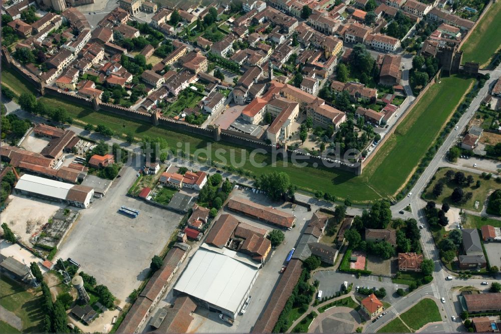 Montagnana aus der Vogelperspektive: Altstadtbereich und Innenstadtzentrum in Montagnana in Venetien, Italien