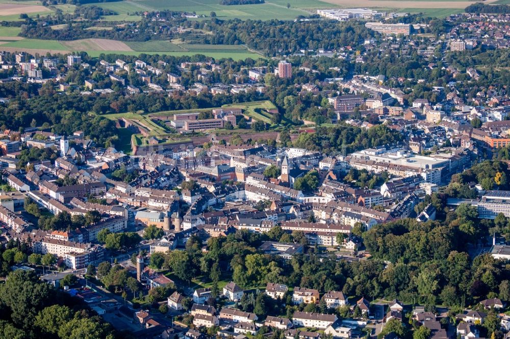 Jülich aus der Vogelperspektive: Altstadtbereich und Innenstadtzentrum mit Museum Zitadelle in Jülich im Bundesland Nordrhein-Westfalen, Deutschland