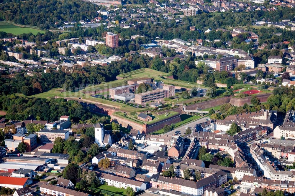 Luftaufnahme Jülich - Altstadtbereich und Innenstadtzentrum mit Museum Zitadelle in Jülich im Bundesland Nordrhein-Westfalen, Deutschland