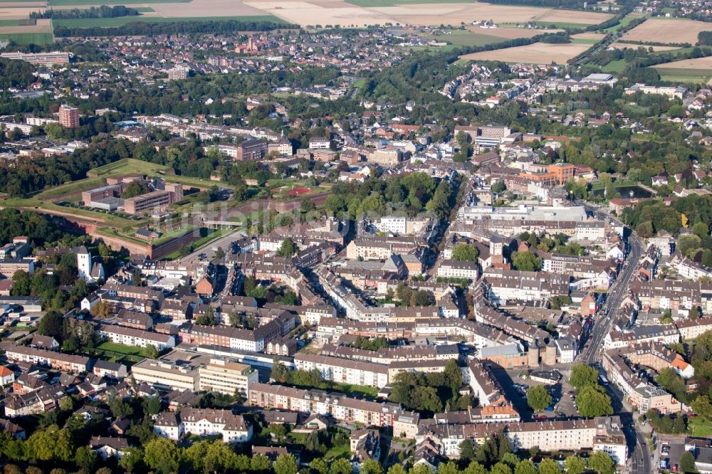 Jülich von oben - Altstadtbereich und Innenstadtzentrum mit Museum Zitadelle in Jülich im Bundesland Nordrhein-Westfalen, Deutschland