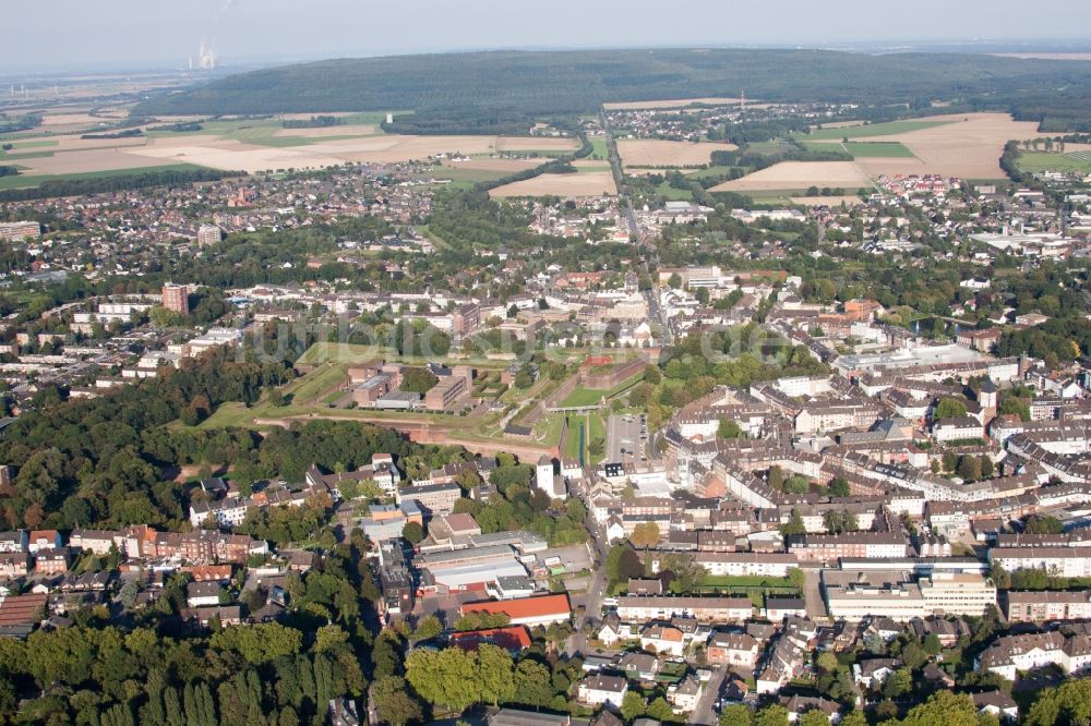 Luftaufnahme Jülich - Altstadtbereich und Innenstadtzentrum mit Museum Zitadelle in Jülich im Bundesland Nordrhein-Westfalen, Deutschland