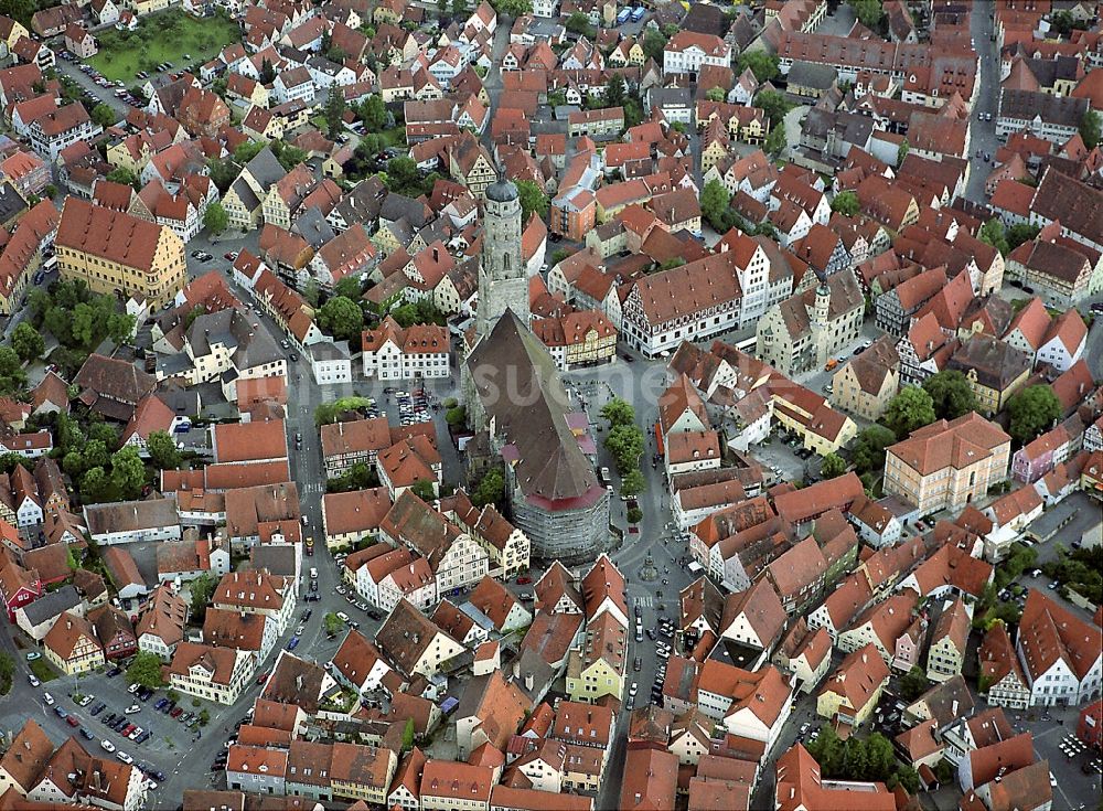 Nördlingen von oben - Altstadtbereich und Innenstadtzentrum in Nördlingen im Bundesland Bayern, Deutschland