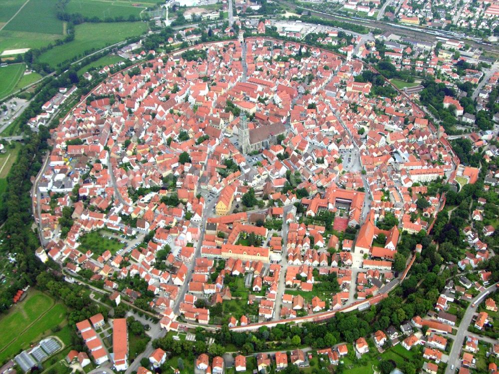 Nördlingen aus der Vogelperspektive: Altstadtbereich und Innenstadtzentrum in Nördlingen im Bundesland Bayern, Deutschland