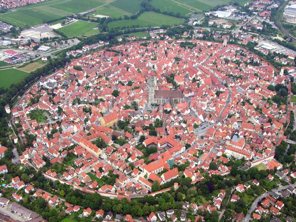 Luftaufnahme Nördlingen - Altstadtbereich und Innenstadtzentrum in Nördlingen im Bundesland Bayern, Deutschland