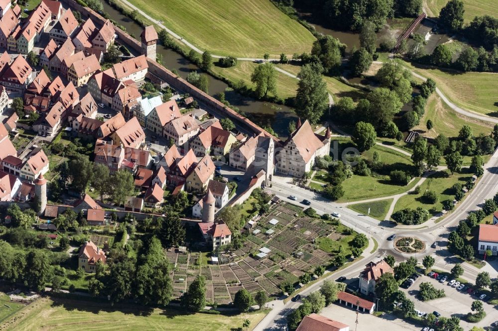 Dinkelsbühl von oben - Altstadtbereich und Innenstadtzentrum und Nördlinger Tor in Dinkelsbühl im Bundesland Bayern, Deutschland