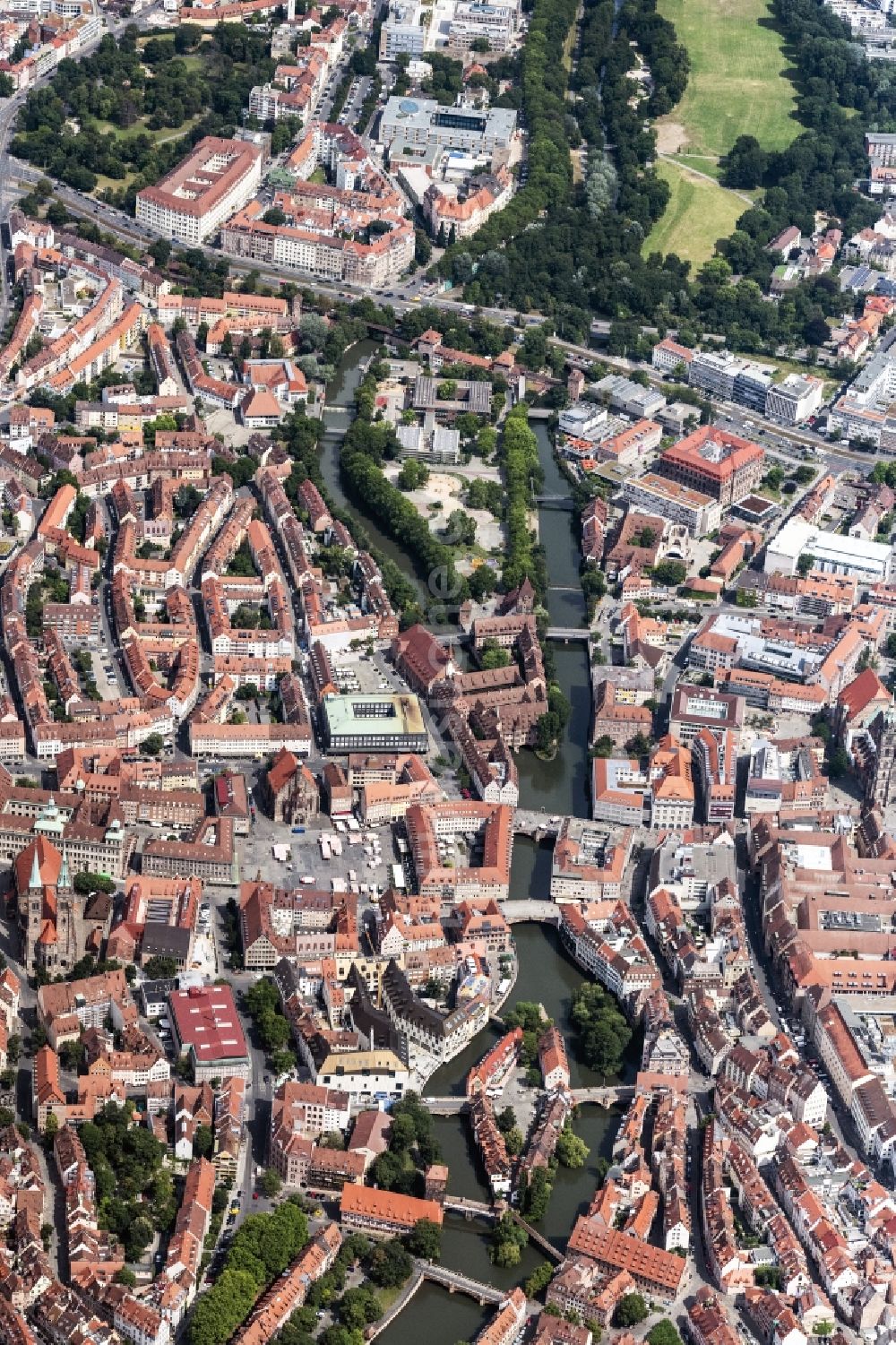 Nürnberg aus der Vogelperspektive: Altstadtbereich und Innenstadtzentrum in Nürnberg im Bundesland Bayern, Deutschland