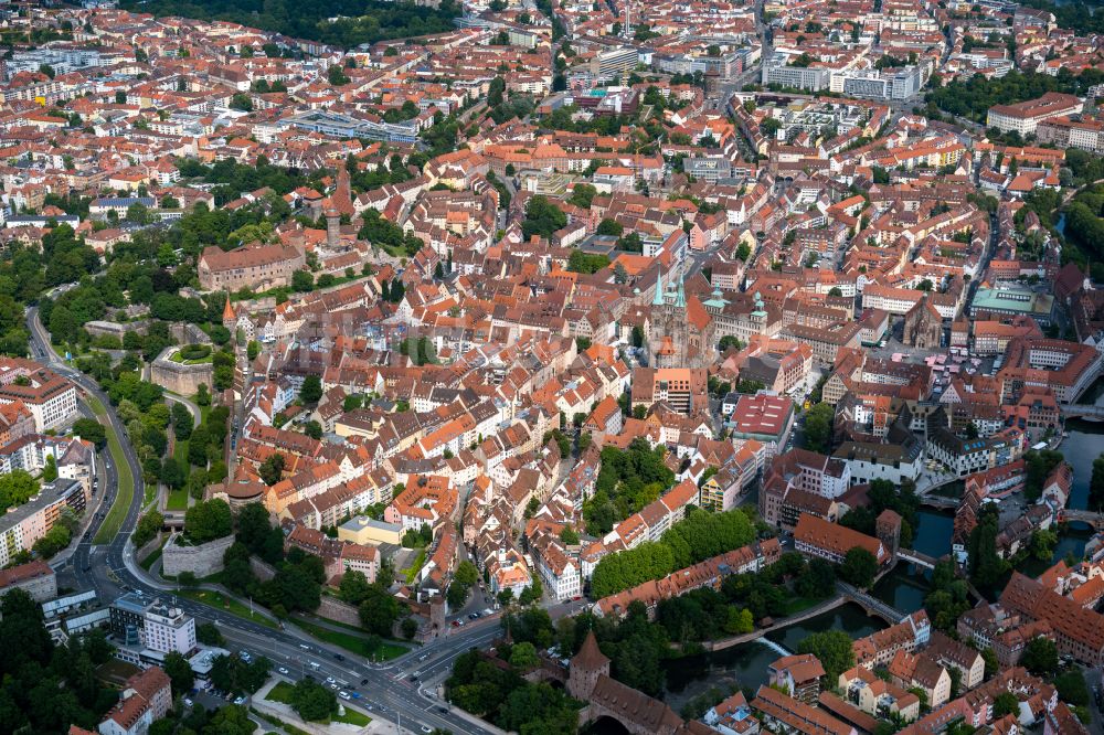 Nürnberg aus der Vogelperspektive: Altstadtbereich und Innenstadtzentrum in Nürnberg im Bundesland Bayern, Deutschland