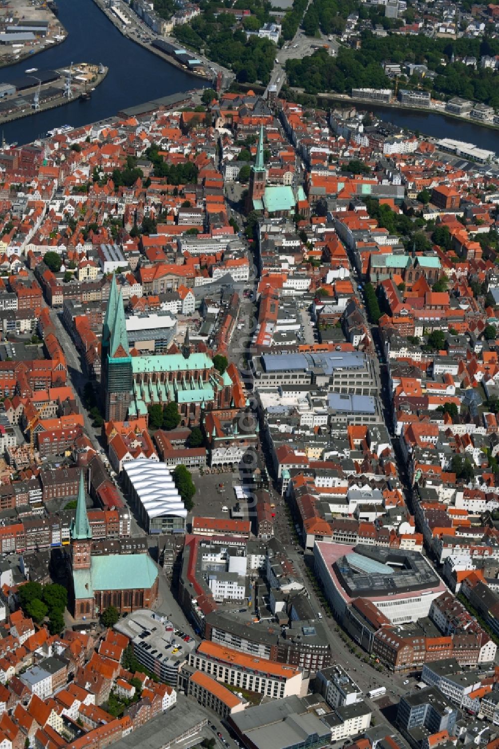 Luftaufnahme Lübeck - Altstadtbereich und Innenstadtzentrum im Ortsteil Innenstadt in Lübeck im Bundesland Schleswig-Holstein, Deutschland