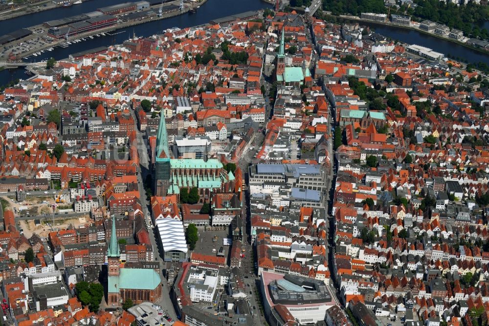 Lübeck aus der Vogelperspektive: Altstadtbereich und Innenstadtzentrum im Ortsteil Innenstadt in Lübeck im Bundesland Schleswig-Holstein, Deutschland