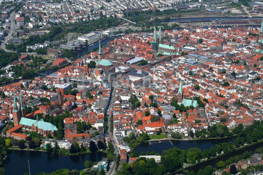 Luftaufnahme Lübeck - Altstadtbereich und Innenstadtzentrum im Ortsteil Innenstadt in Lübeck im Bundesland Schleswig-Holstein, Deutschland