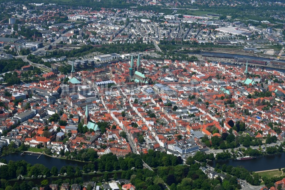 Lübeck von oben - Altstadtbereich und Innenstadtzentrum im Ortsteil Innenstadt in Lübeck im Bundesland Schleswig-Holstein, Deutschland